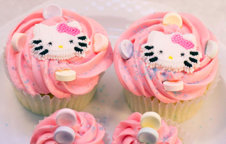Cotton candy Hello Kitty cupcakes