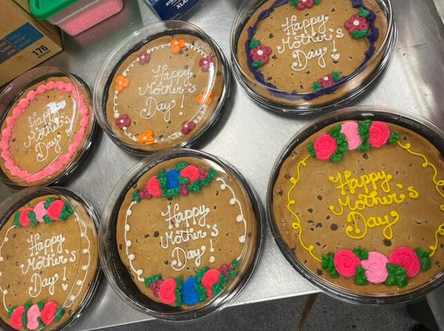Mother&#39;s Day cookies and cupcakes