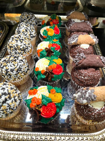 Holiday cupcake display